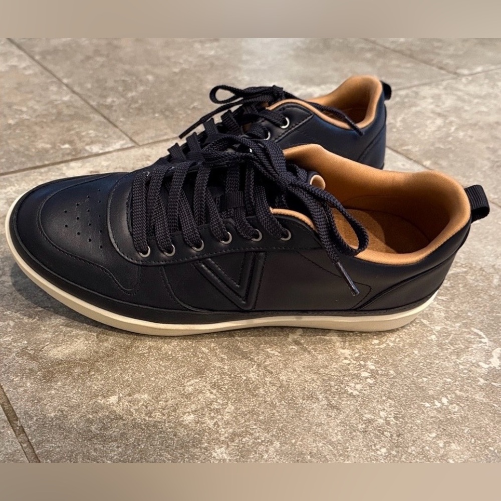 Vionic Women's Black and Tan Sneakers